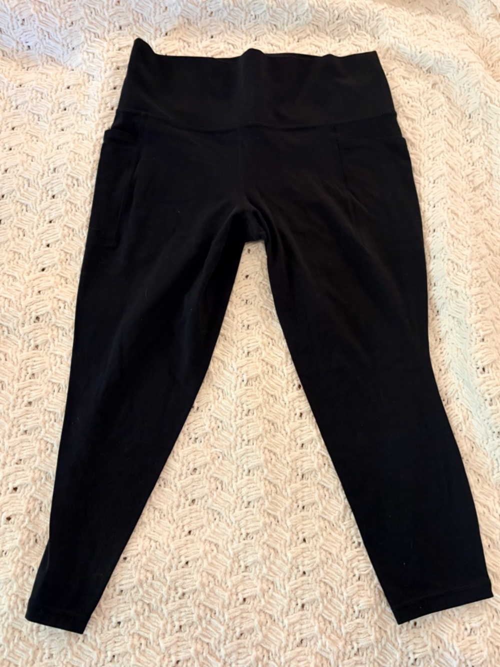 Athleta Black Salutation Stash High Ride capri legging